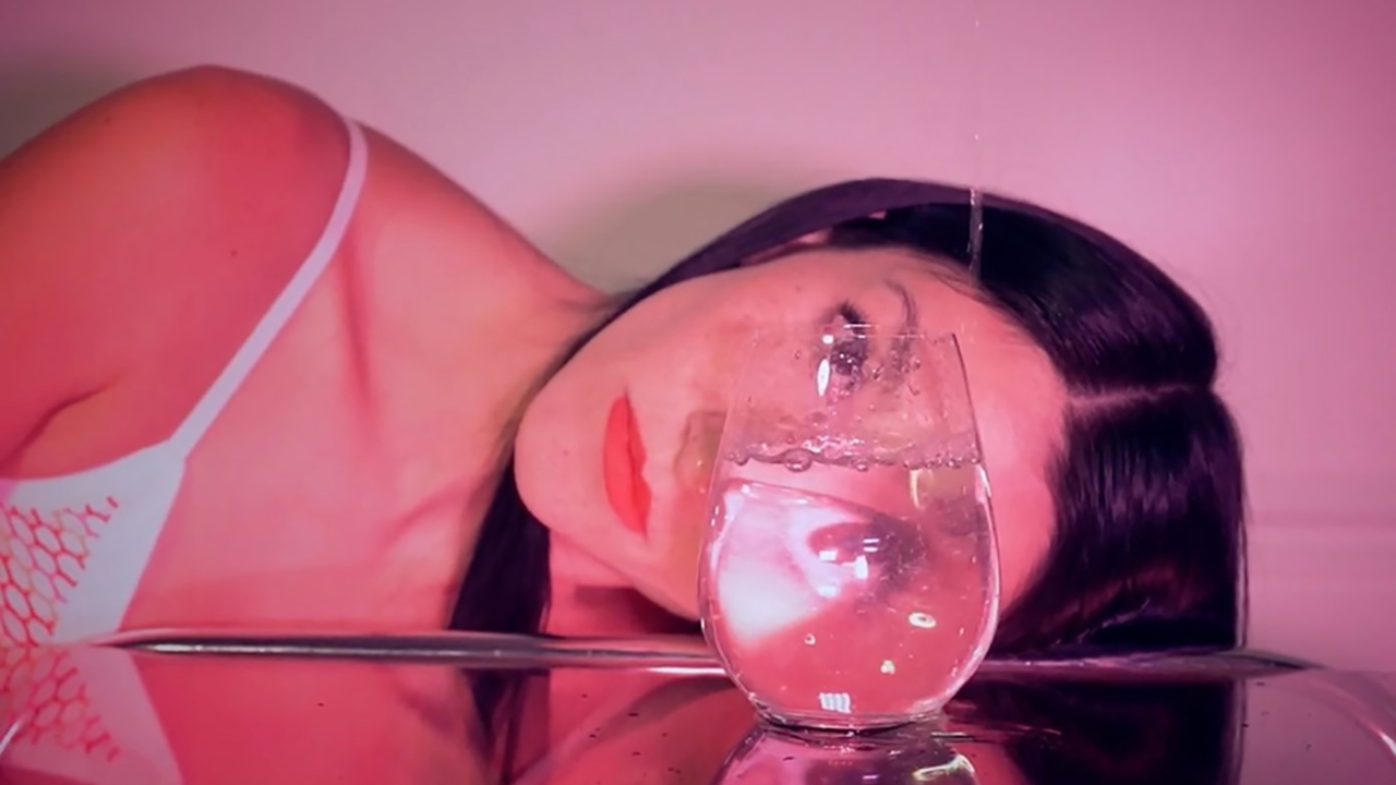 Η Queen Kwong κυκλοφόρησε το νέο βίντεο για το Without You, Whatever