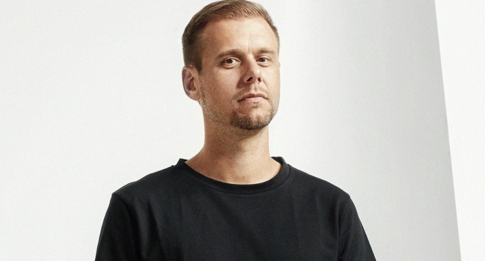 Ο Armin Van Buuren ανακοίνωσε νέα τριλογία άλμπουμ καθώς και νέο σινγκλ με τίτλο Feel Again